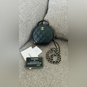 [SOLD] Chanel Quilted Round Vanity with handle in caviar leather